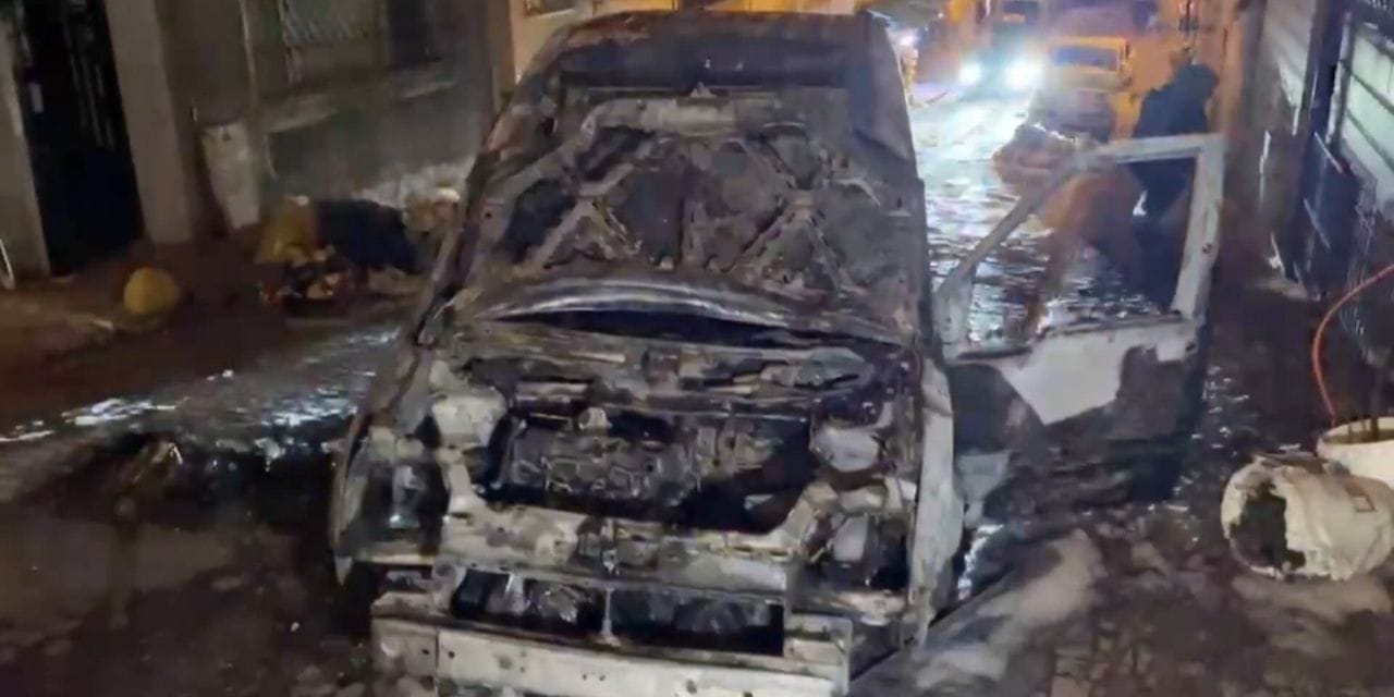 Fatih'te park halindeki araç alev alev yandı