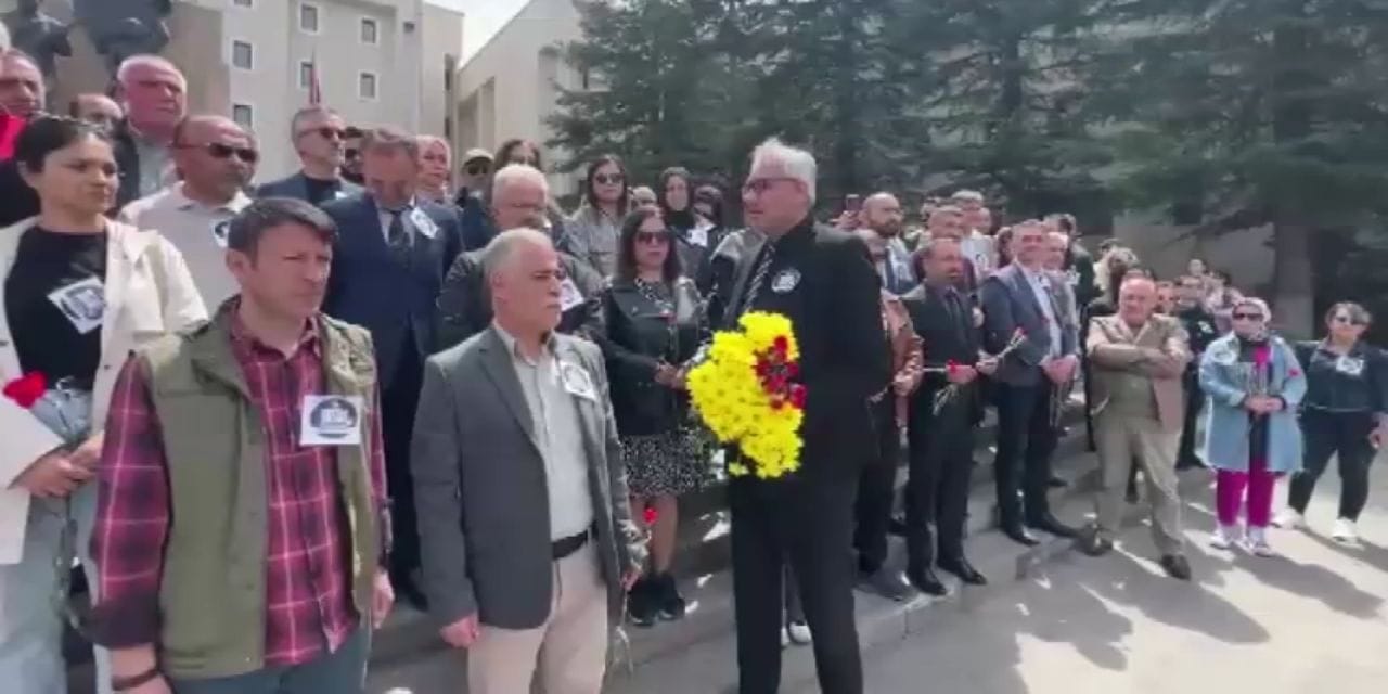 Yaşamını yitiren öğretmen ve öğrenciler için Nevşehir’de karanfil bırakıldı