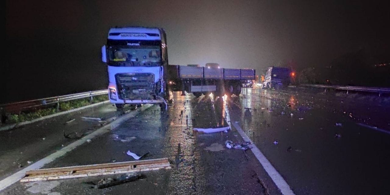 Karşı şeride geçen kamyonet çekiciye çarptı