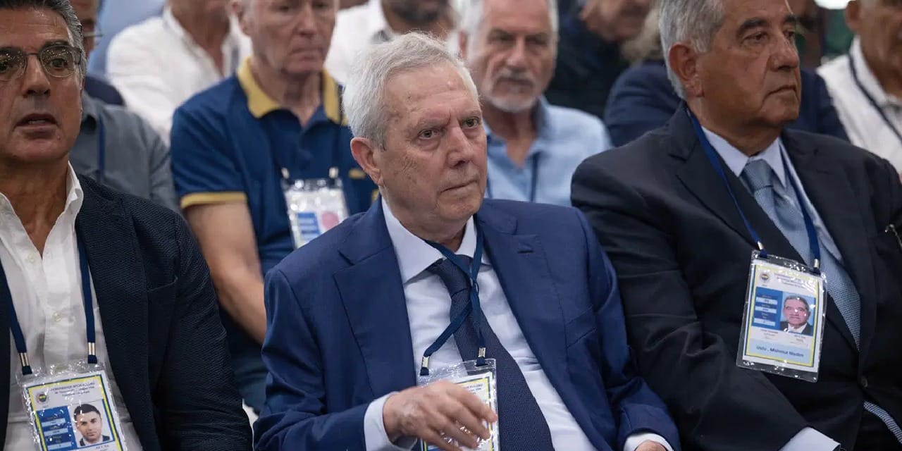 Aziz Yıldırım elinde dosyalarla geldi: Fenerbahçe'de kritik toplantı başladı