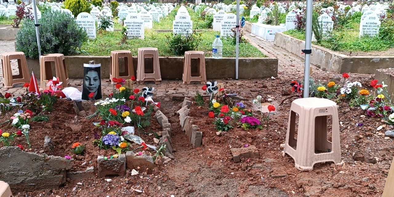 Okul saldırısında hayatını kaybeden çocukların mezarına duygu dolu notlar bırakıldı