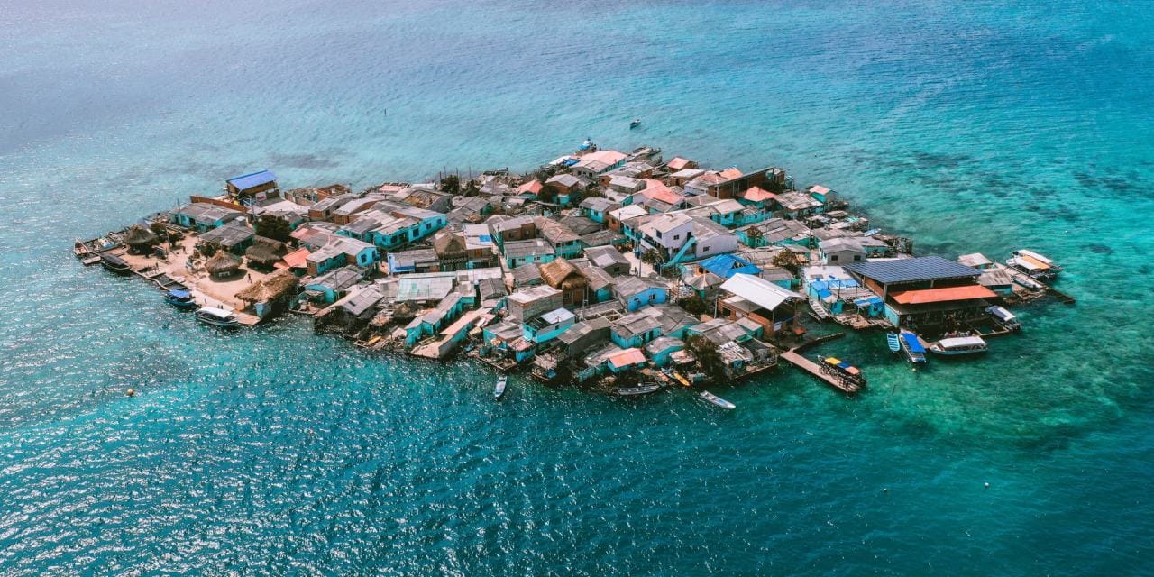 Bir futbol sahası kadar ama binlerce kişi yaşıyor: Bisiklet bile sürülmüyor