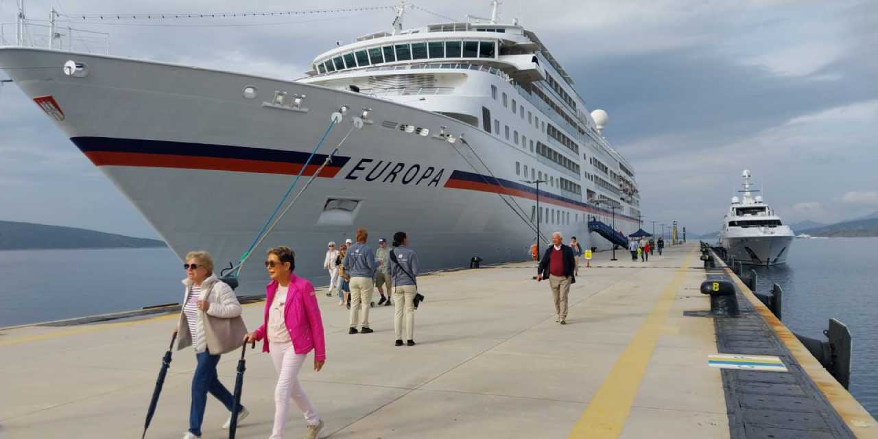 198 metrelik dev gemi Bodrum'a yanaştı!