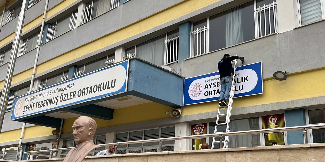 Ayser Çalık Ortaokulu'nun tabelası taşındığı binaya asıldı