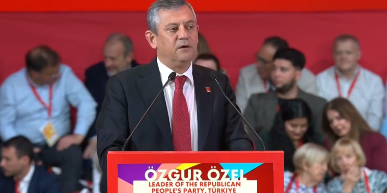 Özgür Özel'den tarihi konuşma! İlerici liderlere 'Otoriterliğe karşı demokrasi seferberliği' çağrısı