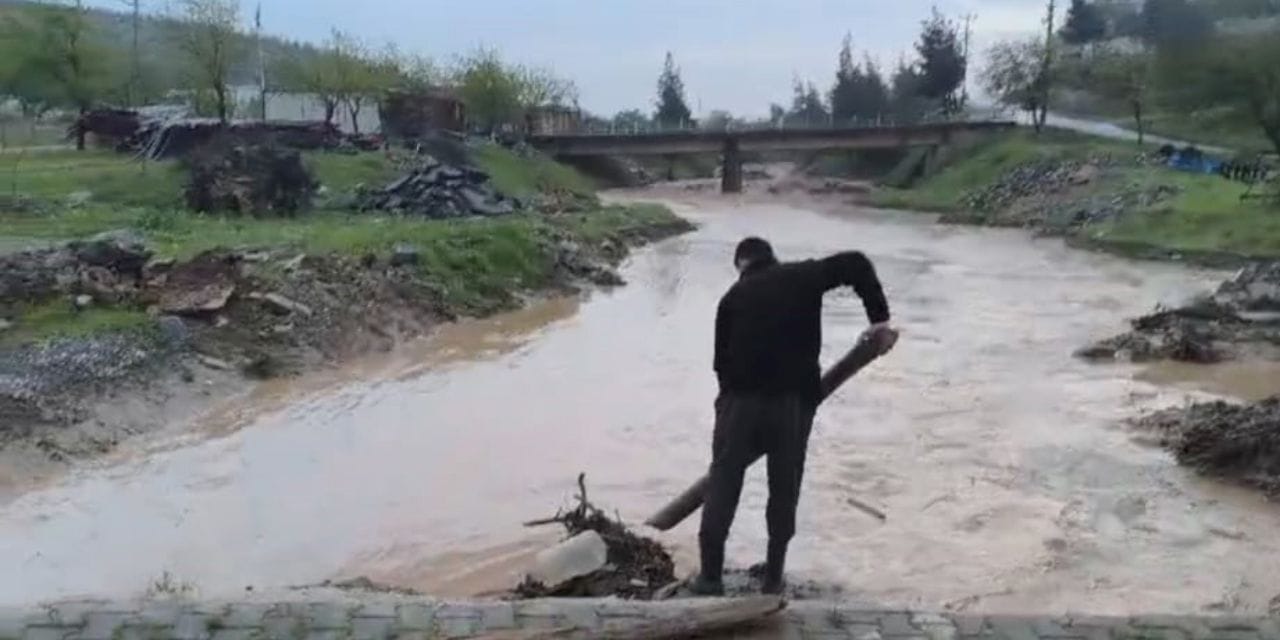 Gaziantep'te dereler taştı, yollar göle döndü