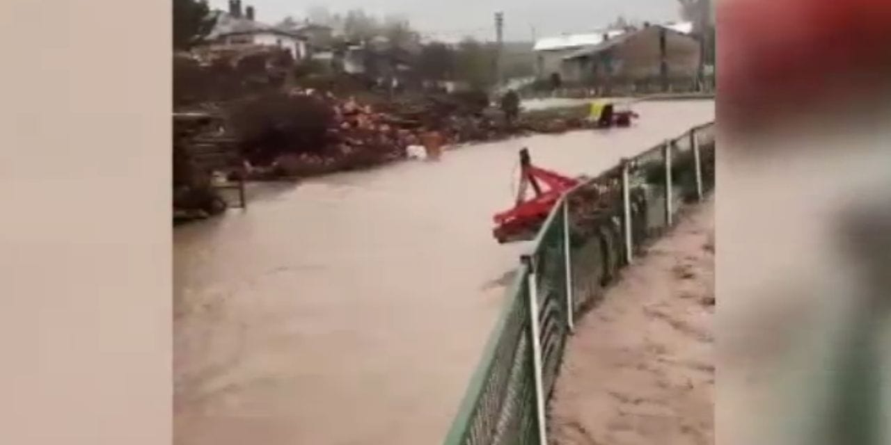 Yıldız Irmağı yatağına sığmadı: Köprüler su altında kaldı