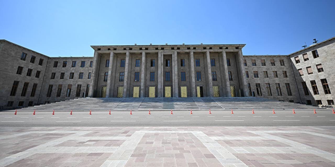 Meclis'teki  taciz skandalında bilirkişi raporu çıktı: Stajyere taciz kamera kayıtlarında tespit edildi