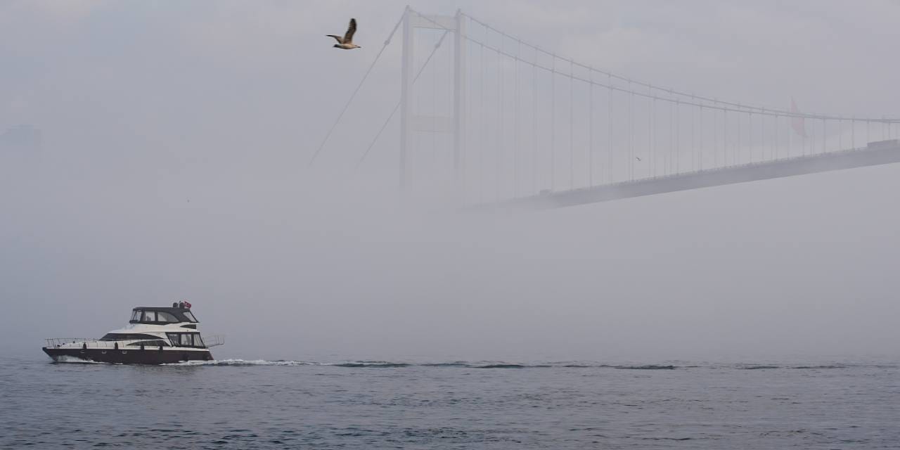 İstanbul sise gömüldü: Gemi trafiği durdu