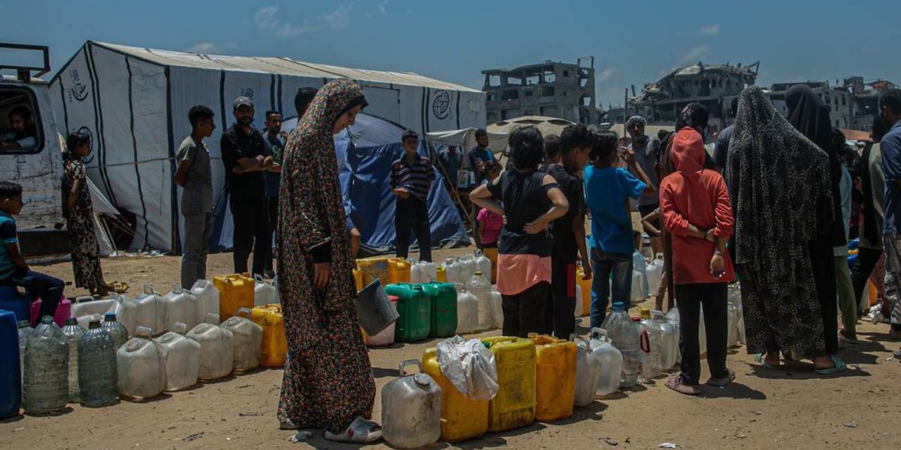 Gazze'de insanlık can çekişiyor! Bu kez de temiz su taşıyanlar İsrail'in hedefi oldu