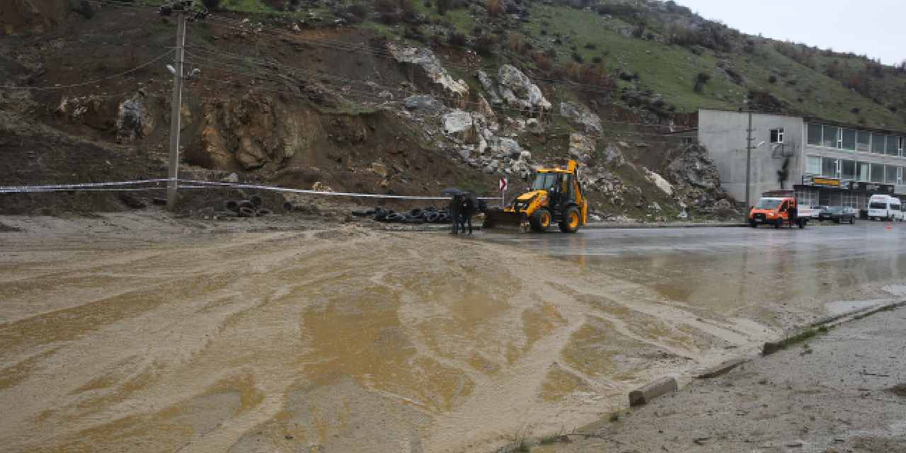 10 şehir sağanağa teslim oldu! Cadde ve sokaklar göle döndü yol çöktü