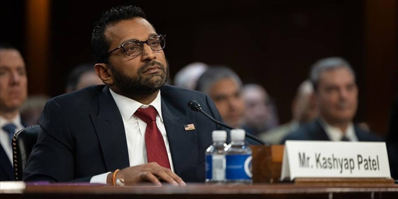 Güvenlik ekibi kapıyı kırmaya hazırlandı! FBI Direktörü geceleri kontrolden mi çıkıyor?