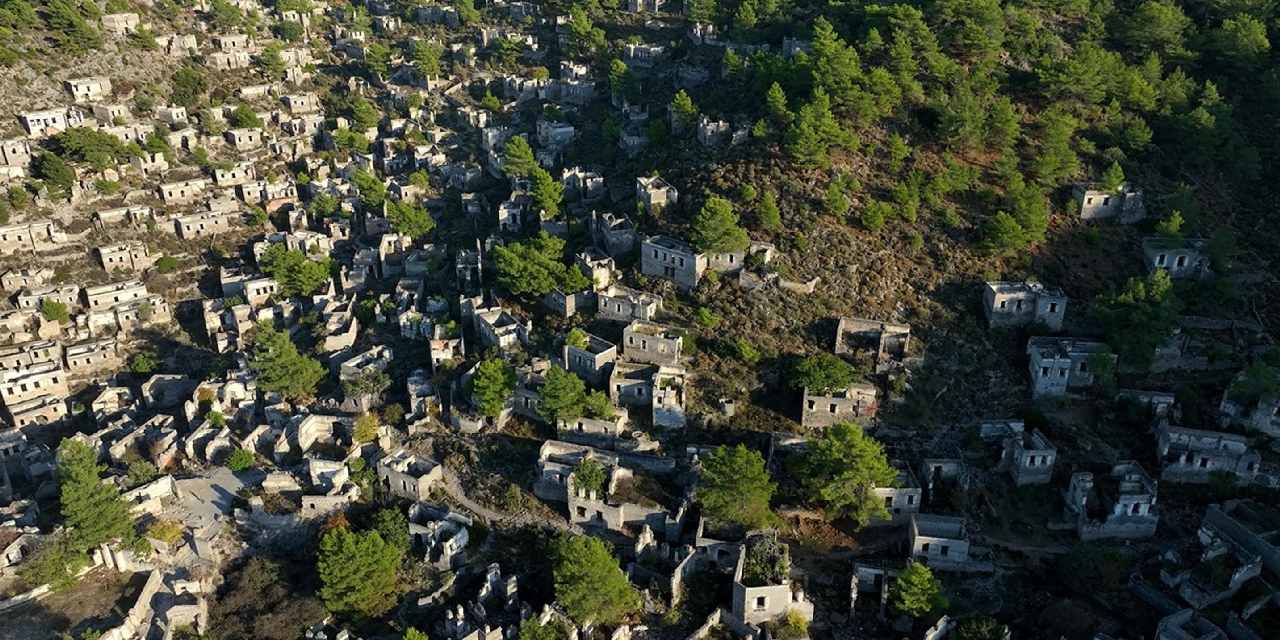 69 yıl önce terk edildi 500 harabe hanesi var: Hayalet köy görüntülendi