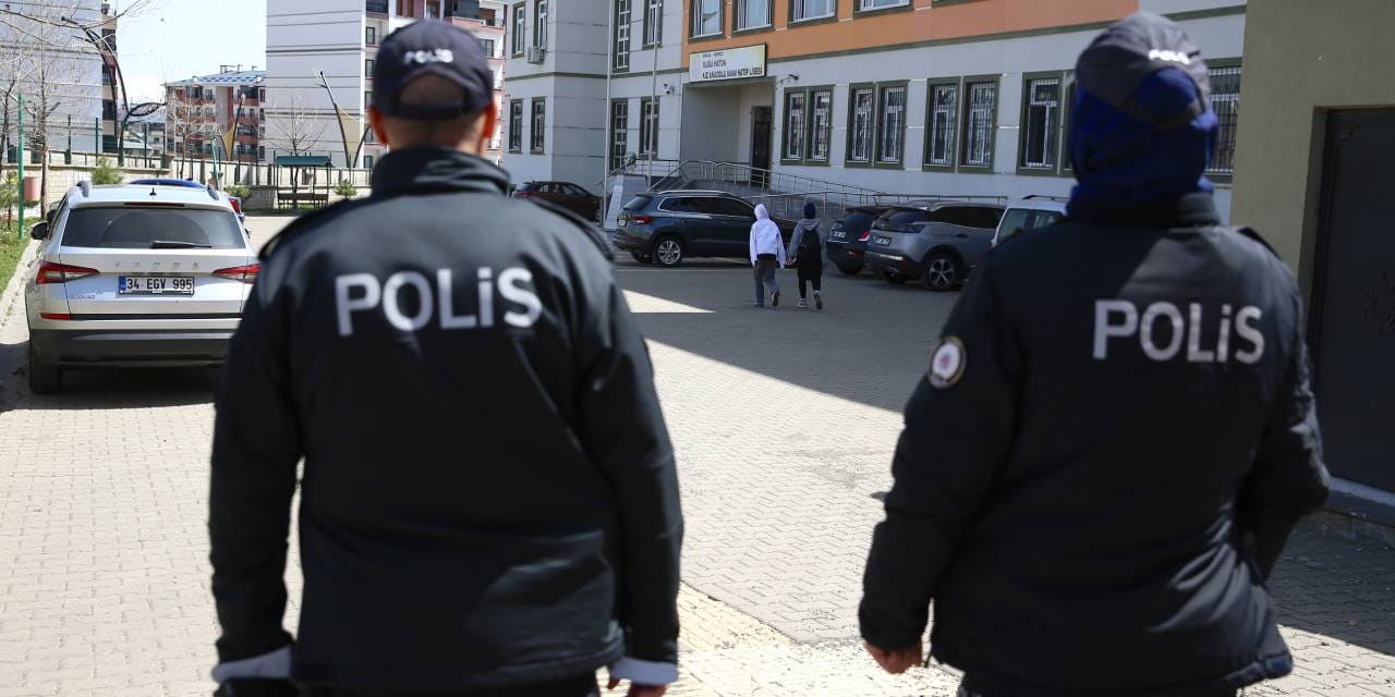 Okullar için yeni karar: Ailesinde silah olan öğrencilere takip