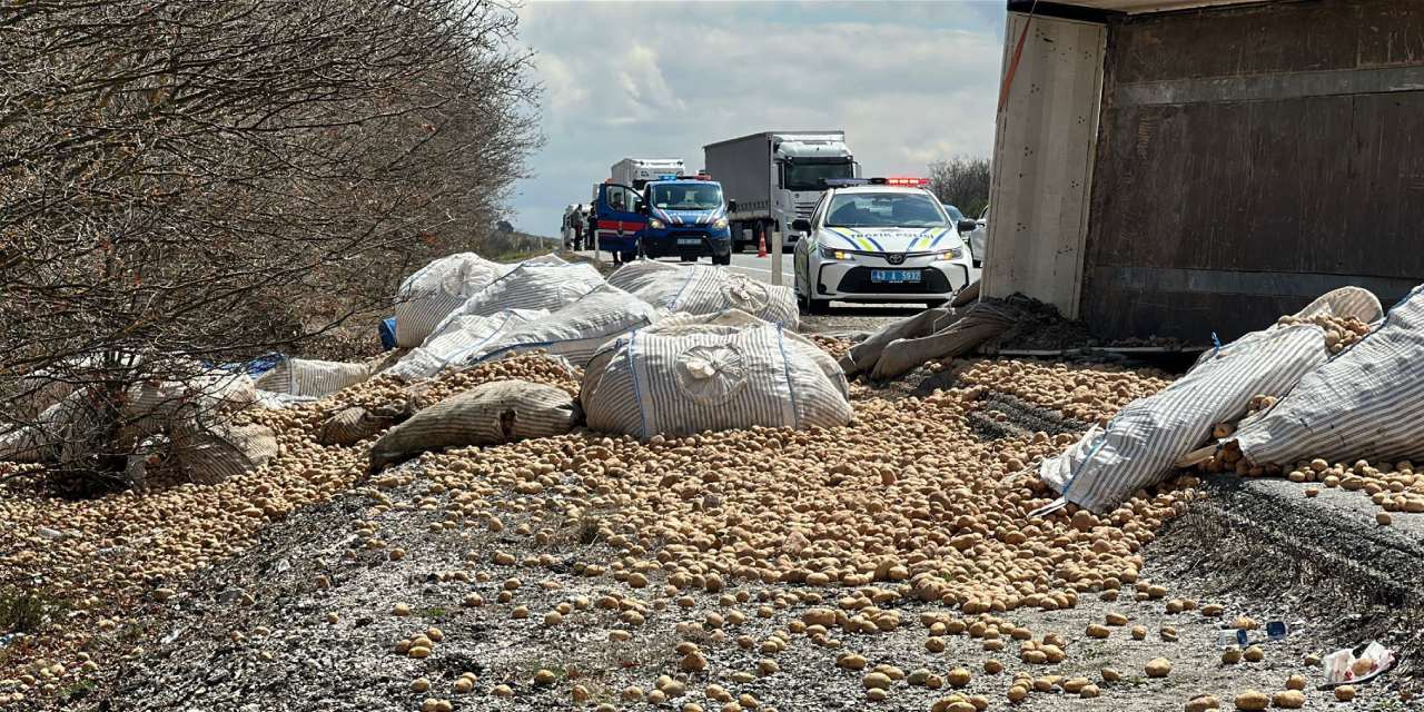 Kontrolden çıkan TIR devrildi: Patatesler yola saçıldı