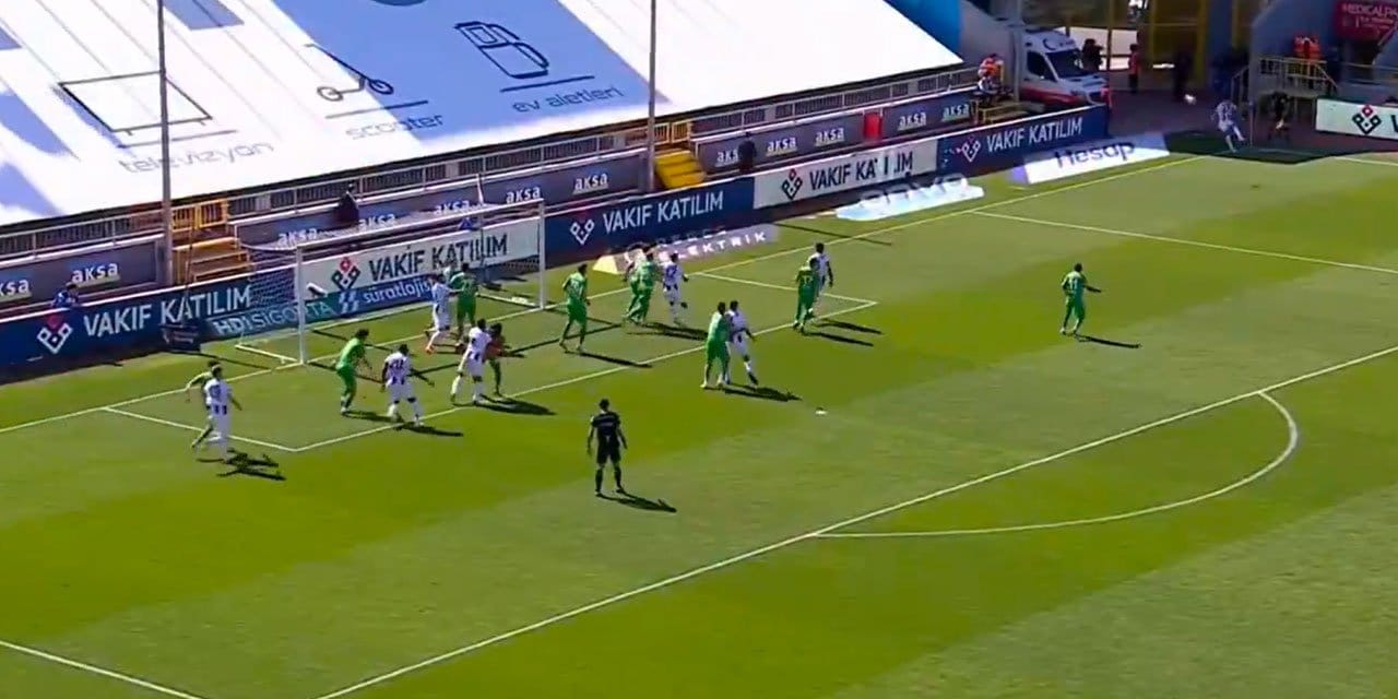 Süper Lig’de inanılmaz gol: İrfan Can Kahveci kornerden attı