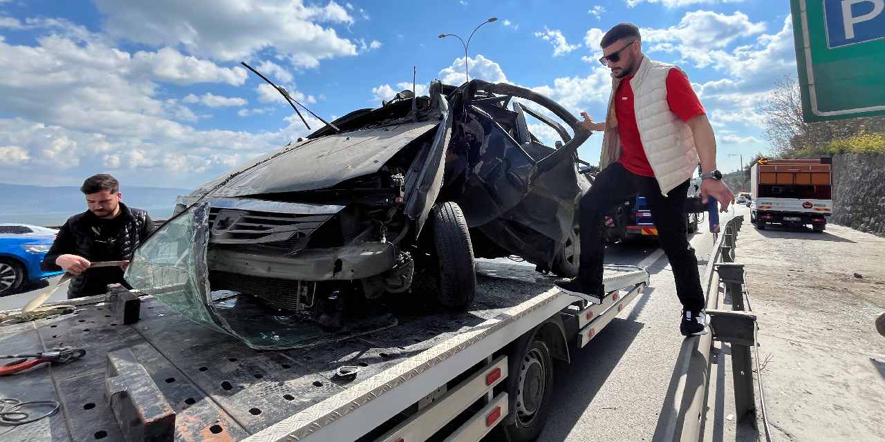 Otomobil yön levhasına çarptı: Sürücü yaralandı