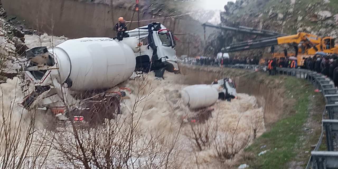 Kontrolden çıkarak dereye yuvarlanan beton mikserinin şoförü kayboldu!