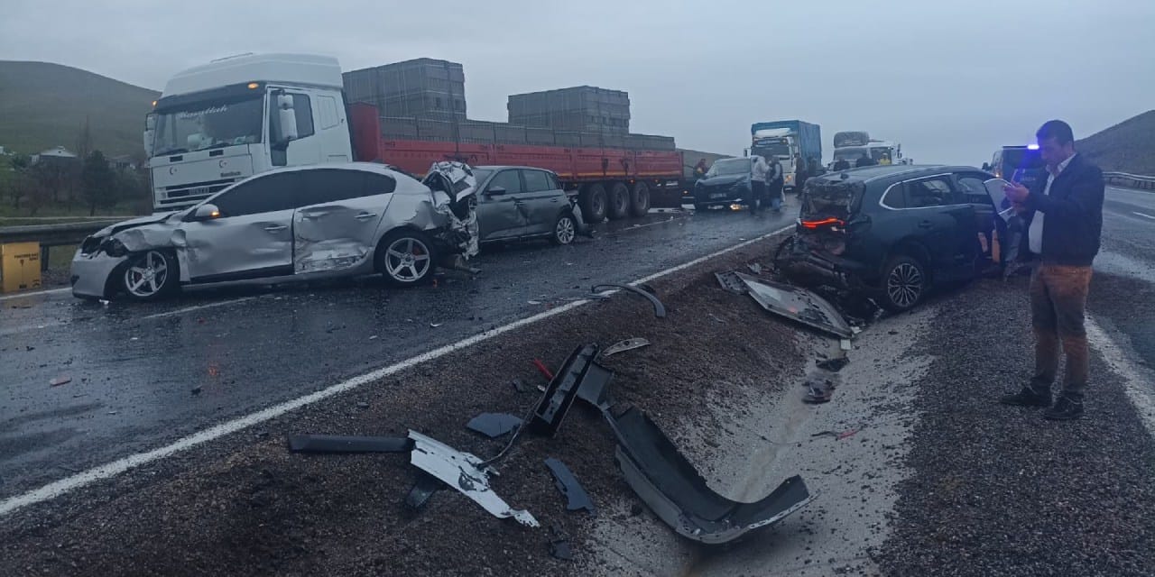 Aksaray-Nevşehir kara yolunda zincirleme kaza: 7 yaralı