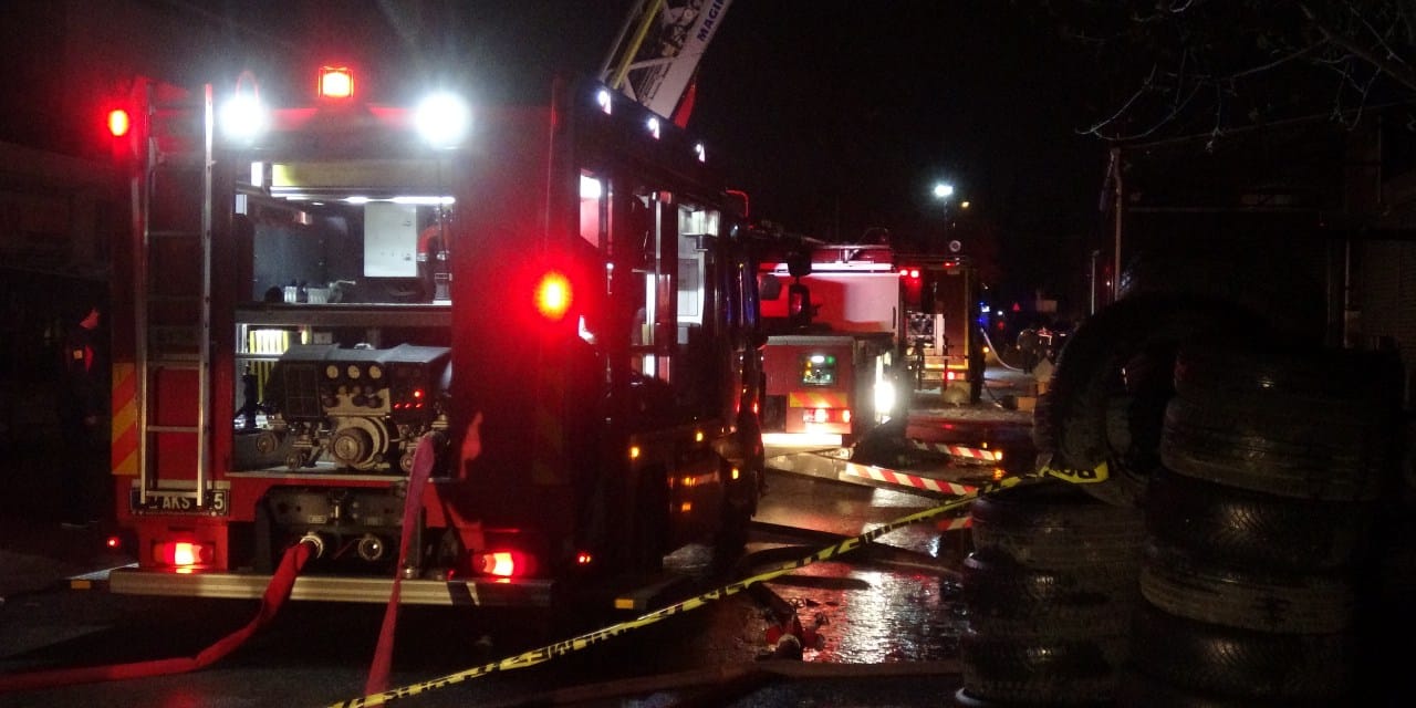 Oto elektrikçi dükkanında korkutan yangın: 1'i itfaiyeci 2 yaralı