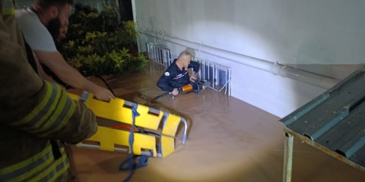 Midyat'ta sağanak çilesi: Evler su altında kaldı