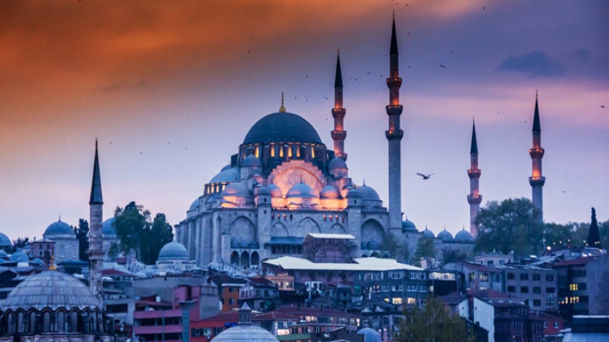 İstanbul'da tüm camilerde sela okundu