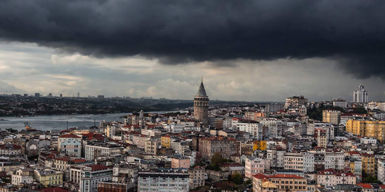 İstanbul'u saracak kara bulutları açıkladı: AKOM '7 derece birden düşecek' diyerek uyardı