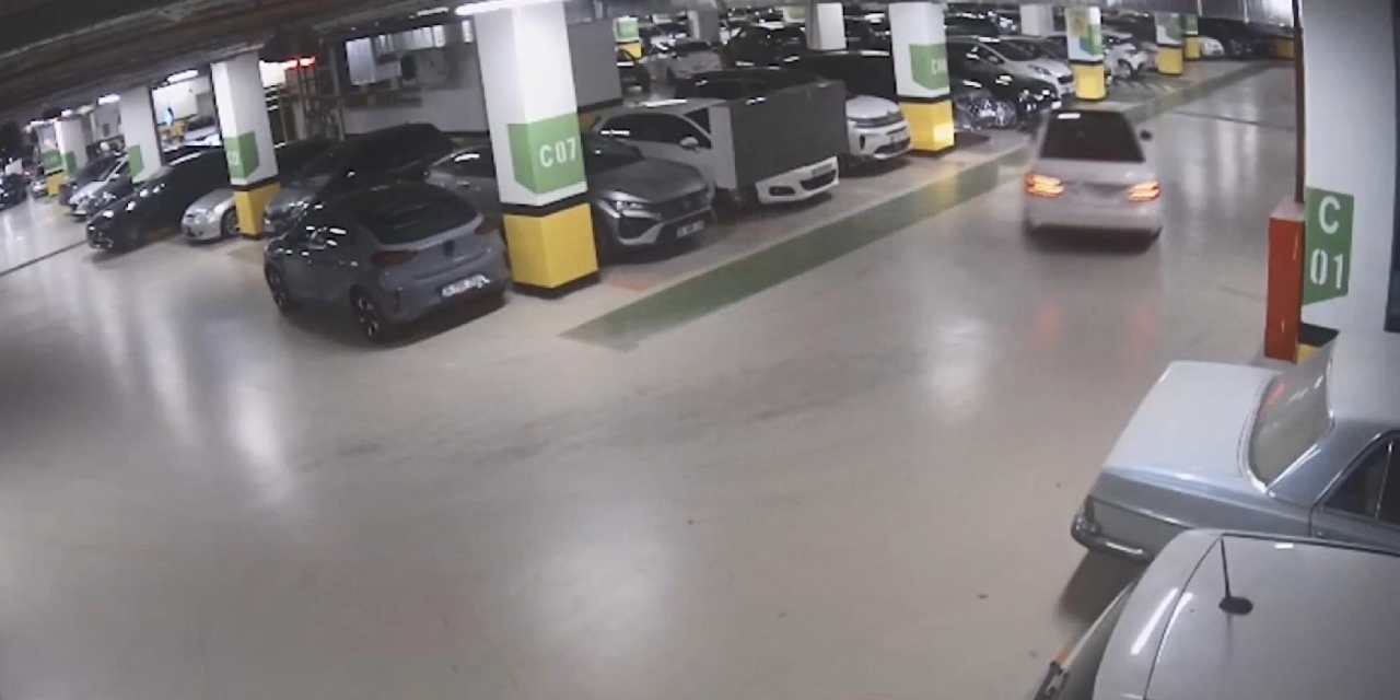 Lüks araçlarıyla AVM otoparkında drift! Bir araba parası ceza yediler