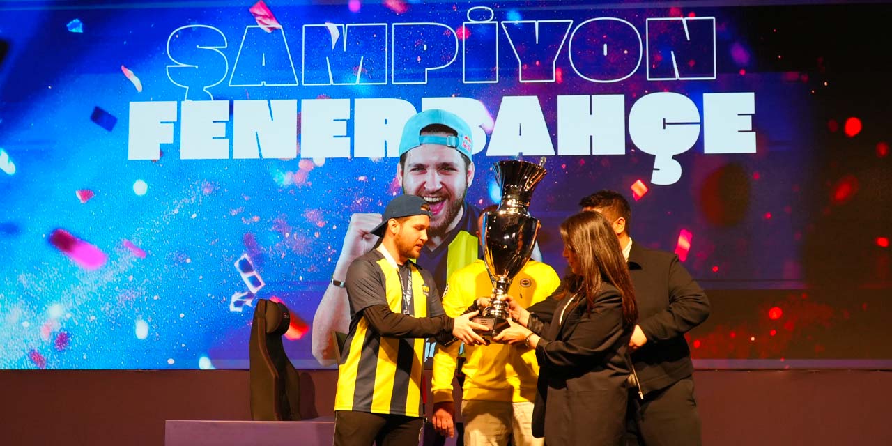 Beşiktaş'ı yenip şampiyon oldular: Fenerbahçe kupayı kaldırdı