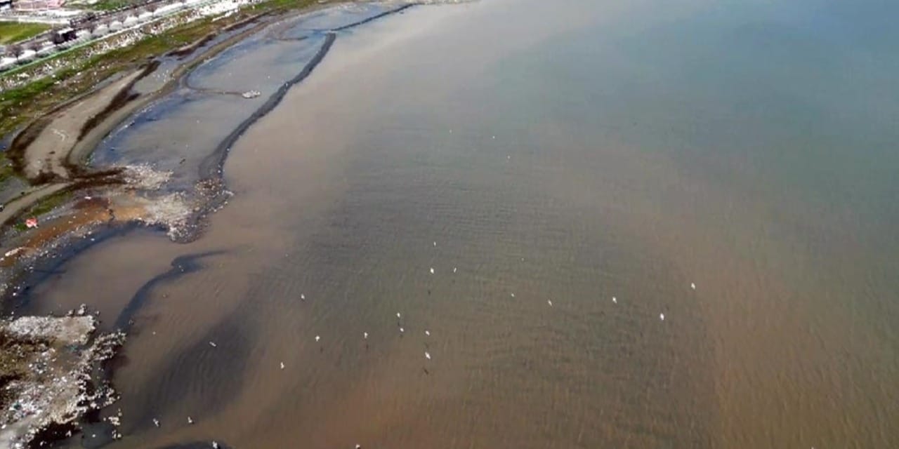 Yağışların ardından Van Gölü iki farklı renge bölündü