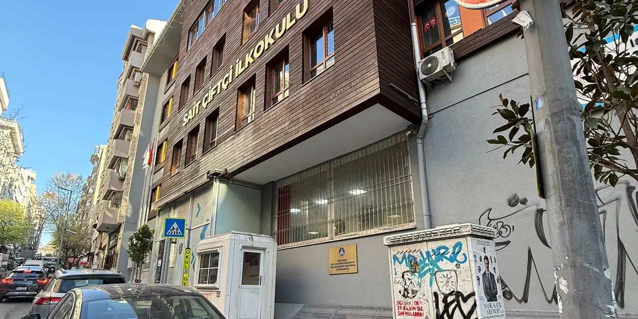 İlkokul önünde skandal afiş: Velilerden tepki yağdı!