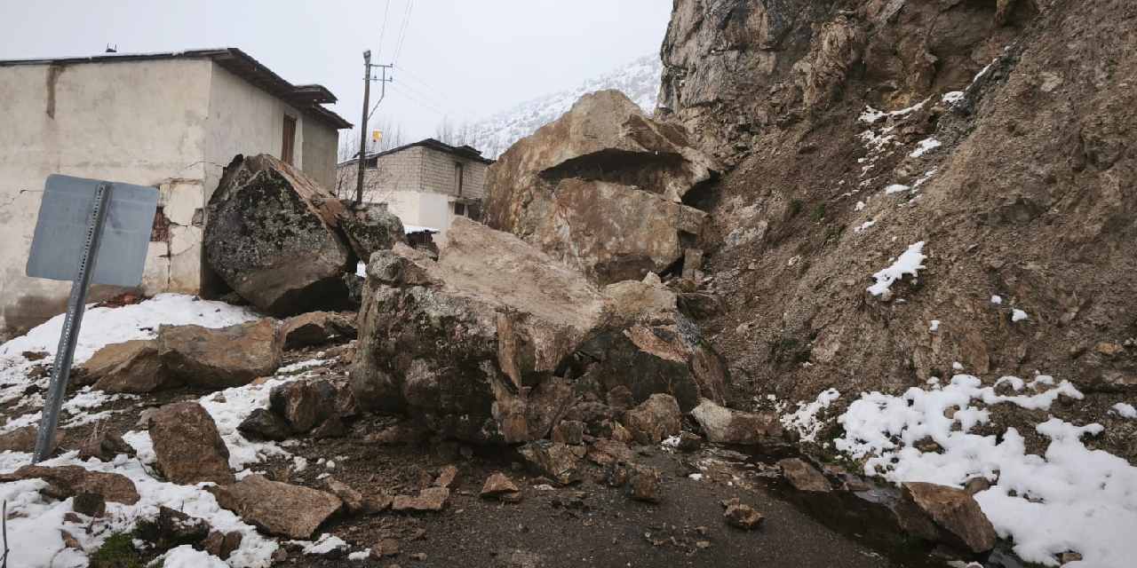 Odaya giren dev kayanın ardından ev tahliye edildi