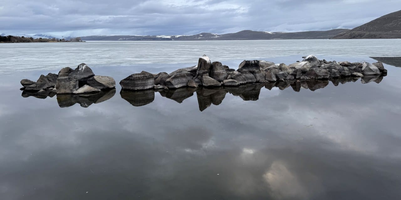 Üzerinde atlı kızakla geziliyordu: Çıldır Gölü'nde buzlar eriyor