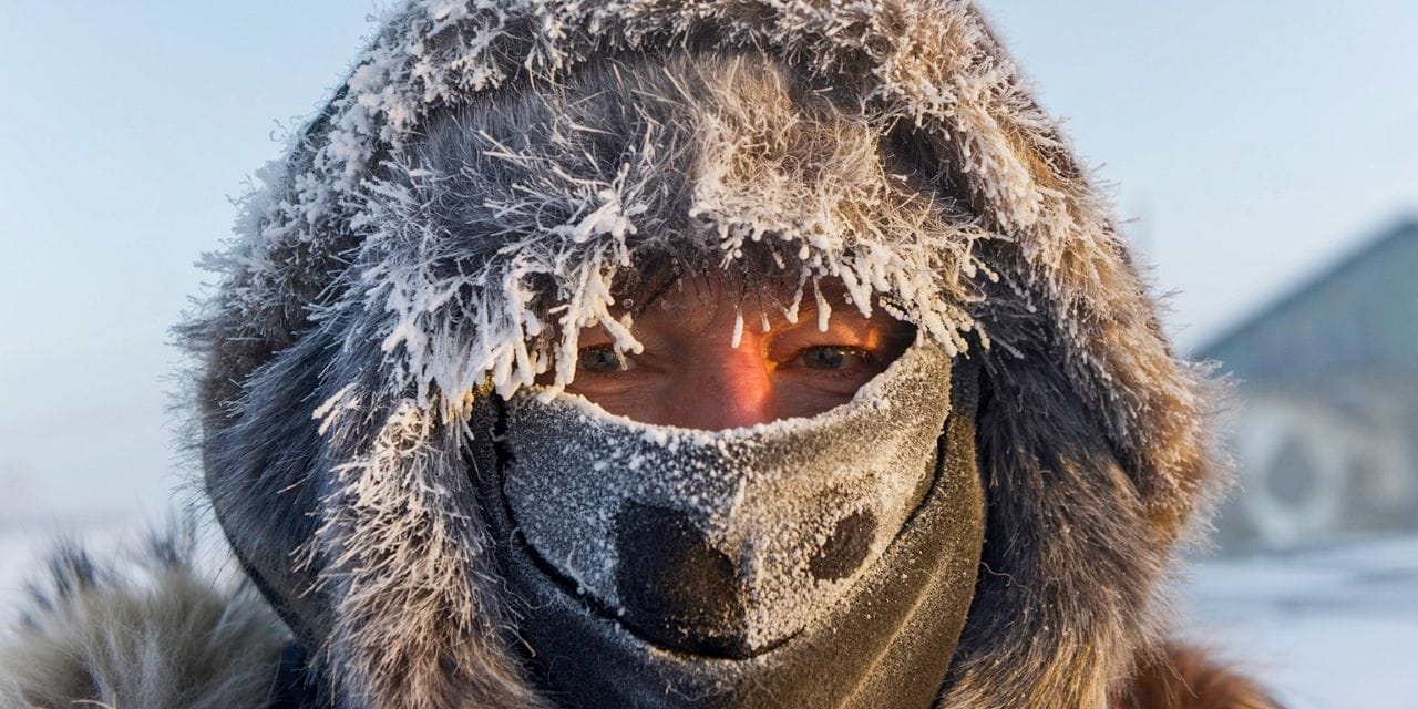 Yolun kenarında bankta ölü bulundu: Donmuş adamı çözerek hayata döndürdüler