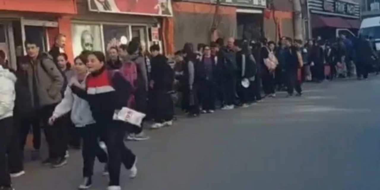 Saldırıların ardından okul önünde metrelerce arama kuyruğu!