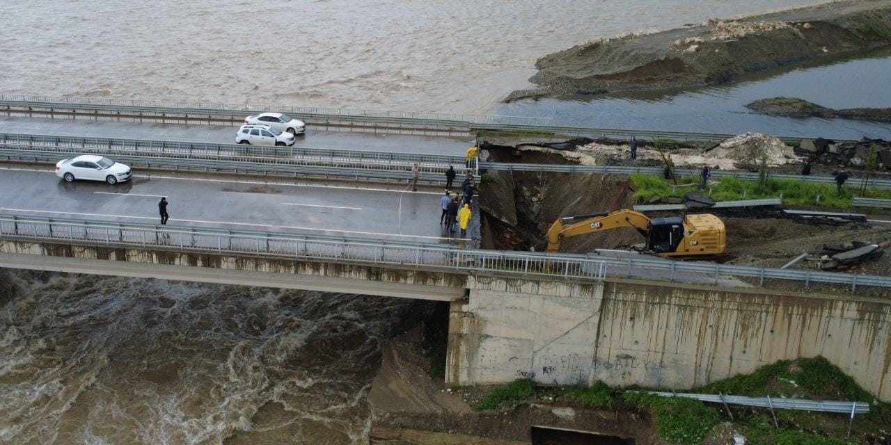 Batman Çayı’nda su seviyesi yükseldi: Köprü bağlantısında çökme meydana geldi!