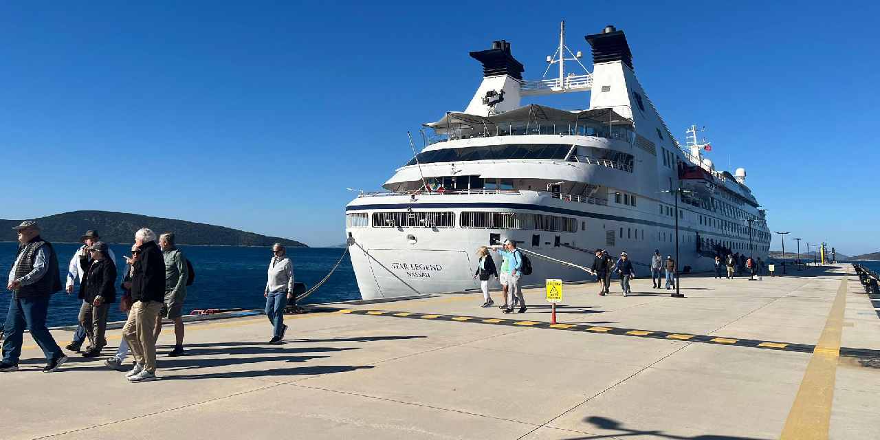 Kruvaziyer ilçeye yüzlerce turist getirdi: Bir sonraki durağı Santorini Limanı