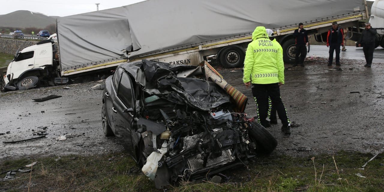 Bitlis'te otomobil tırla kafa kafaya çarpıştı: 2 ölü 1 yaralı