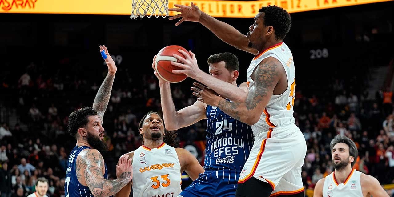 Anadolu Efes Galatasaray'ı devirdi