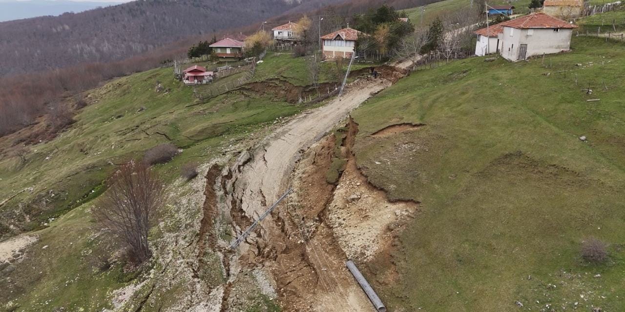 Samsun'da aşırı yağışlar heyelana yol açtı: Yollar kapandı elektrikler kesildi!