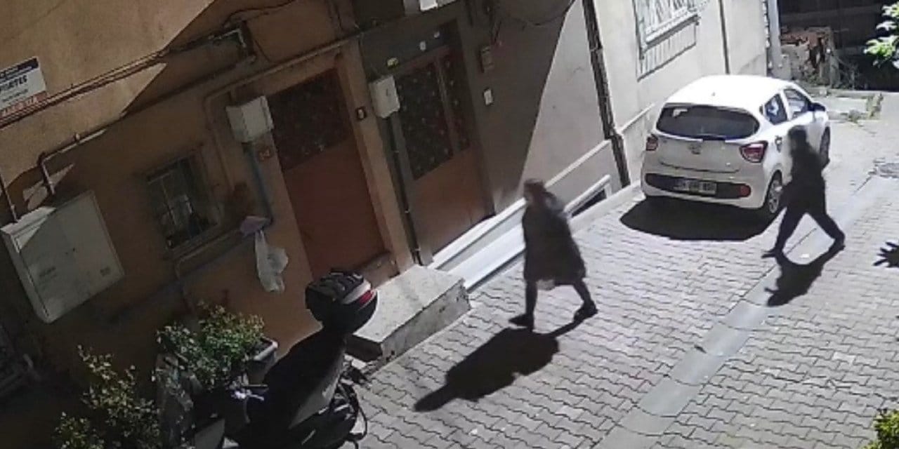 Evine girmeye çalışan kadına saldırdı! Mahallelinin kovaladığı 'istismar sabıkalısı' ekmek yaparken yakalandı