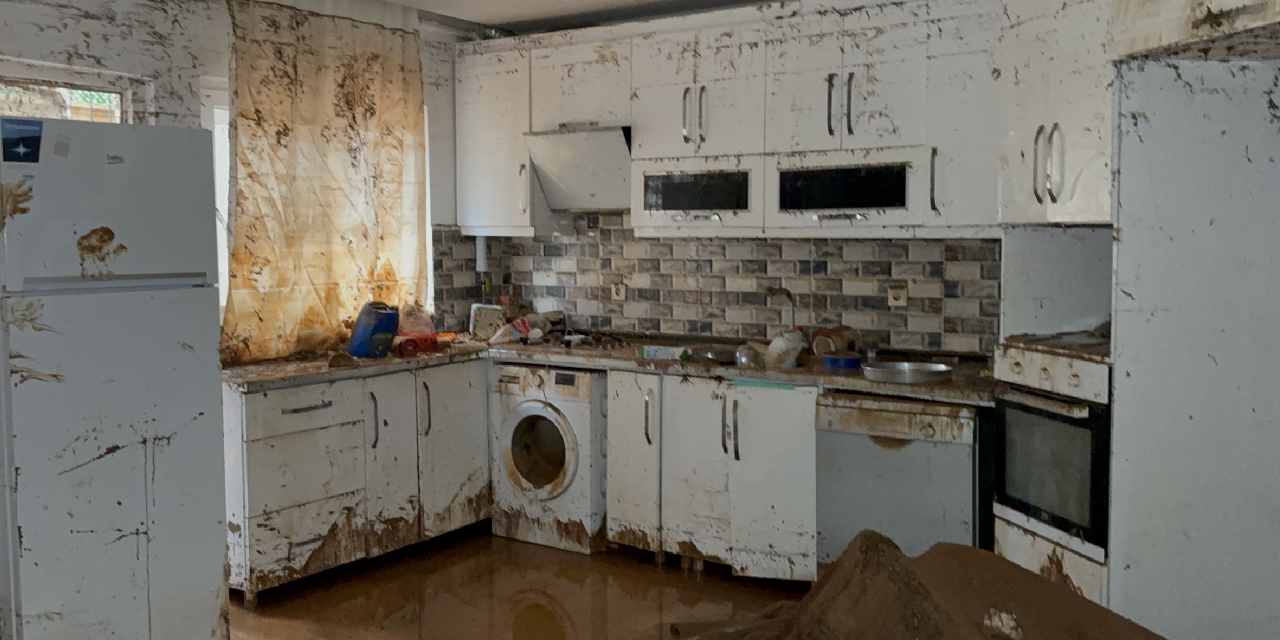 Mardin'i sağanak vurdu! Taşkınlarda su basan 150 ev zarar gördü