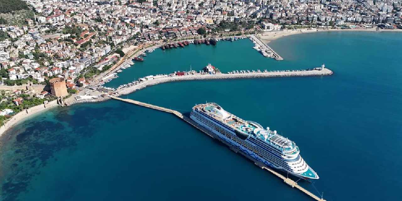 371 bin nüfuslu ilçeye Alman turistler akın etti: Gemiden inerek ilçe merkezine dağıldılar