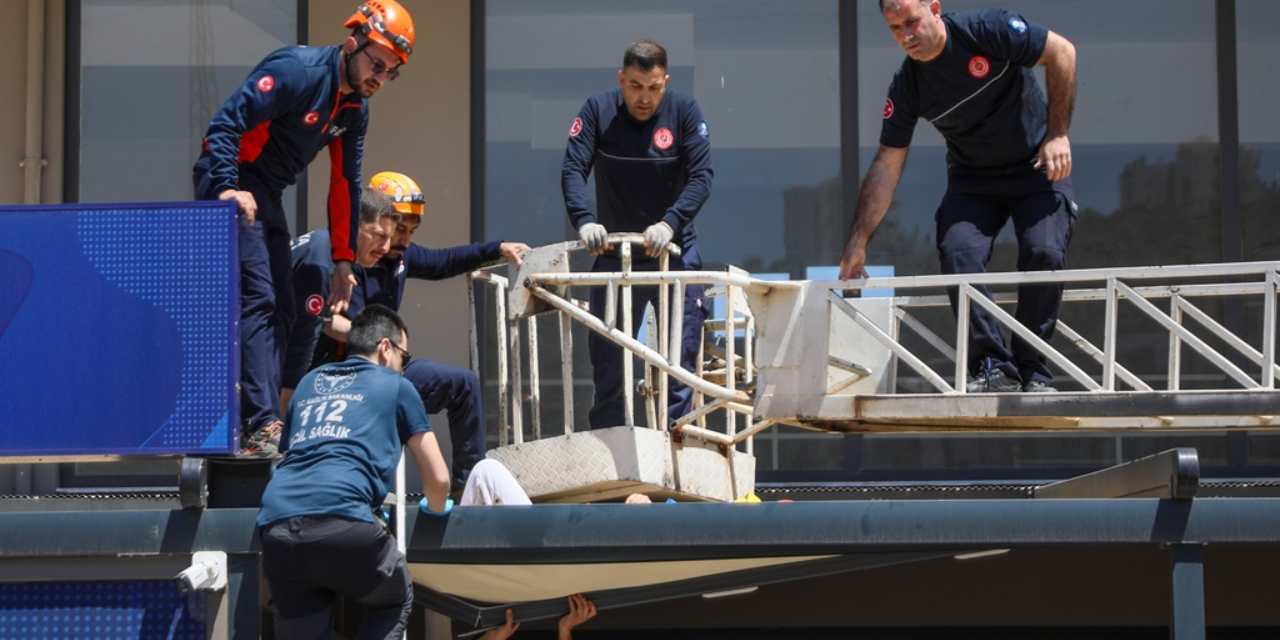 Dördüncü kattan tenteye düştü: Hastanelik oldu