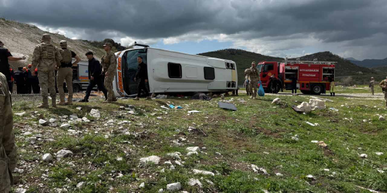 Diyarbakır’da yolcu midibüsü devrildi: Ölü ve yaralılar var