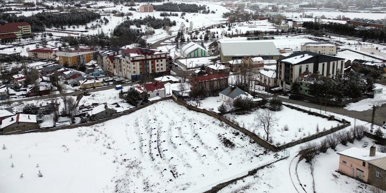 Kars'ta lapa lapa kar yağıyor: Şehir yeniden beyaza büründü