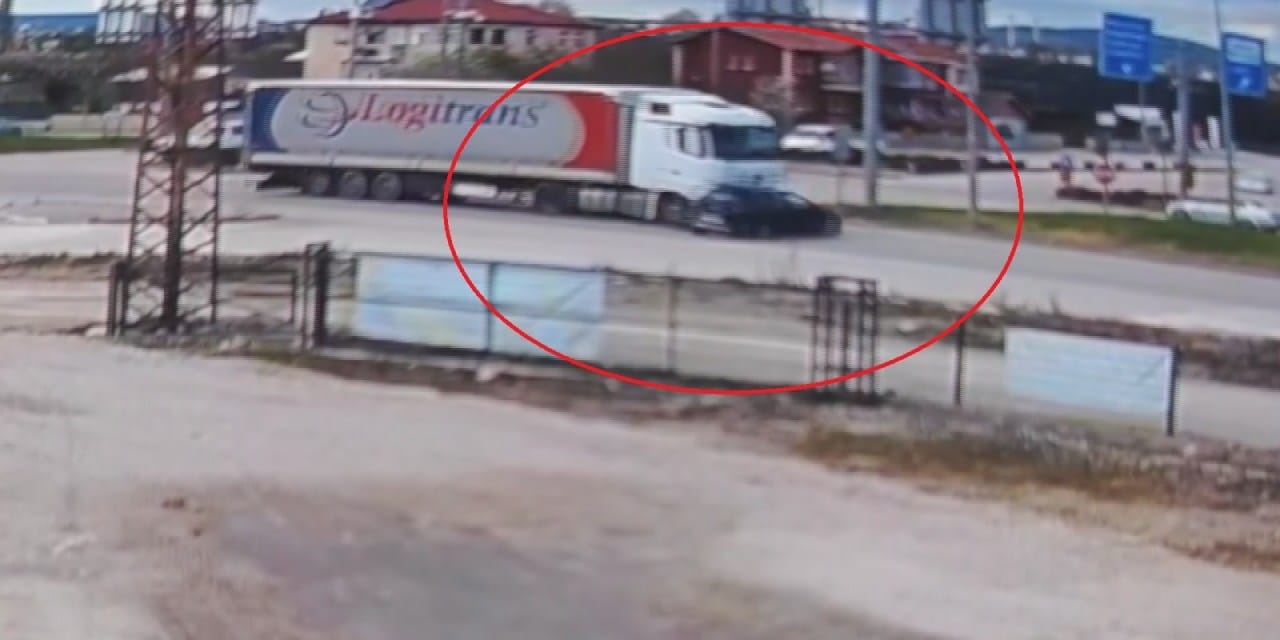 Önüne kattığı otomobili metrelerce sürükledi: Korku dolu anlar kamerada