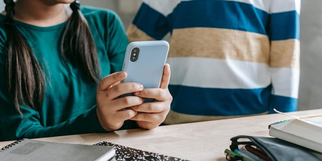 İngiltere'den yeni karar: Okullarda telefon kullanımı yasaklanıyor