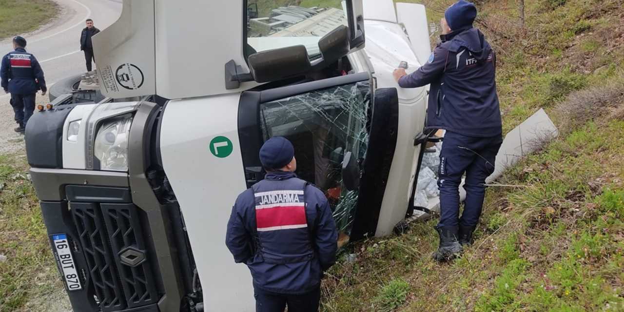 Freni boşalan TIR virajda devrildi! Şoför cam kırılarak çıkarıldı