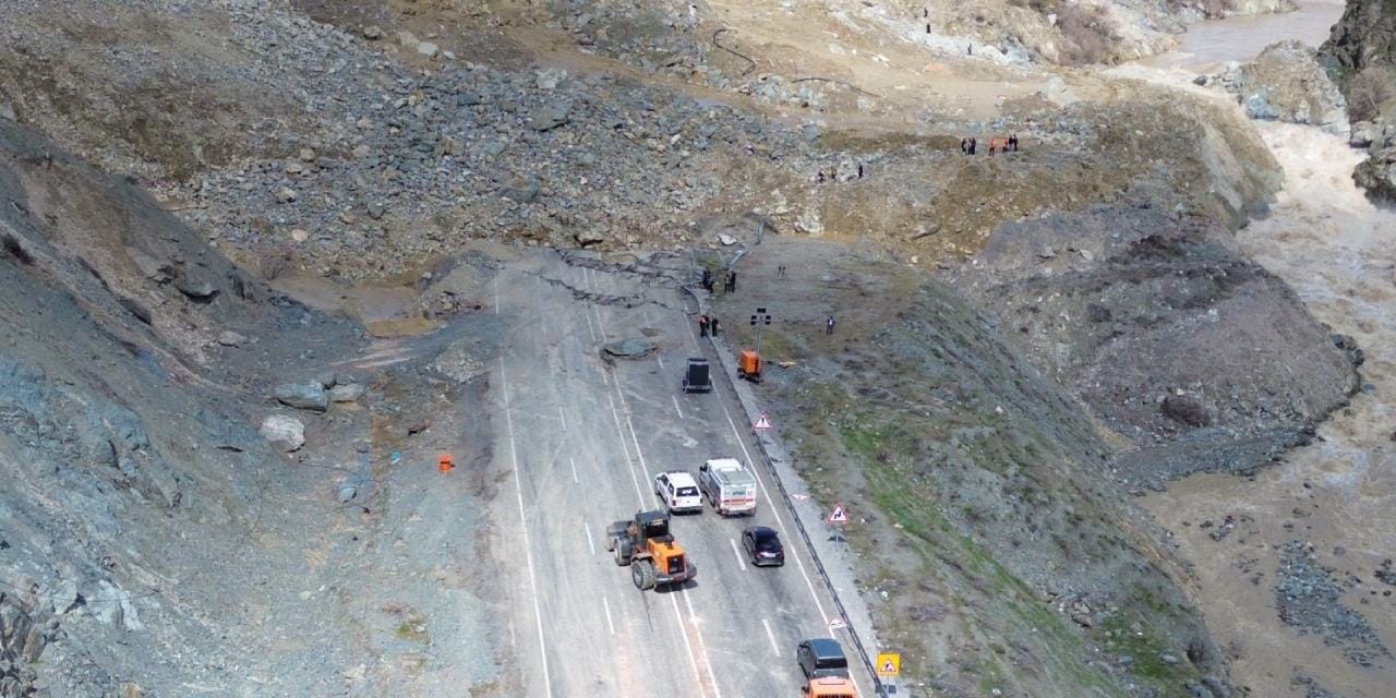 Hakkari-Van kara yolunda heyelan: Ulaşım tamamen kesildi
